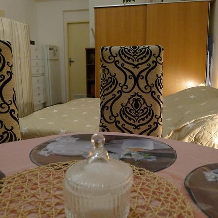 Cozy Modest Room For 2 Or 3 Persons Prague Exterior photo