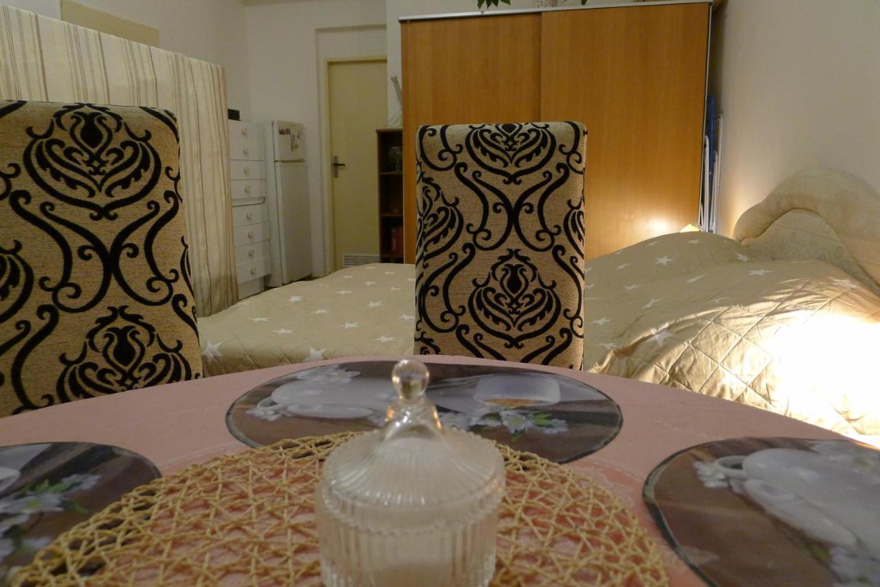Cozy Modest Room For 2 Or 3 Persons Prague Exterior photo