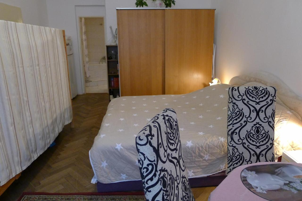 Cozy Modest Room For 2 Or 3 Persons Prague Exterior photo